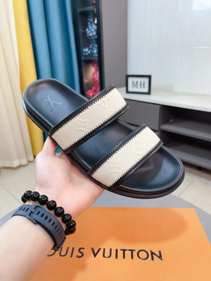 Ex-factory price 320🌹🌹 (lv-Louis Vuitton) new men's sandals, high-end boutique, exquisite embossed logo decoration on the upper, fine workmanship, super soft soles, casual, loose and comfortable, a must-have in summer! \nsize：38-44